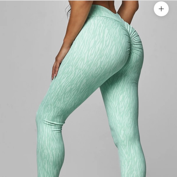 LiCi Fit Mint Zebra V-Cut Scrunch Legging and Regular Bra - Picture 6 of 6